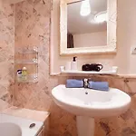 Daire Townhouse In Peaceful Mar, Heated Pool, Parking! Pm6 *